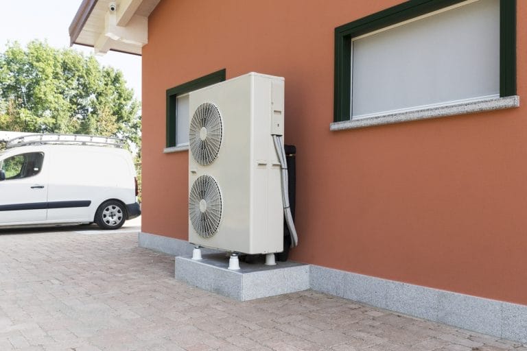 Split-Wärmepumpe vor einem Einfamilienhaus