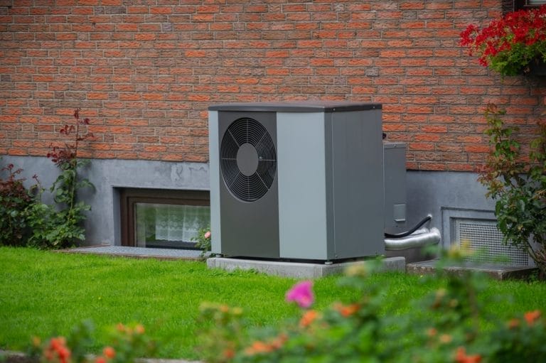 Luftwärmepumpe vor einem Einfamilienhaus