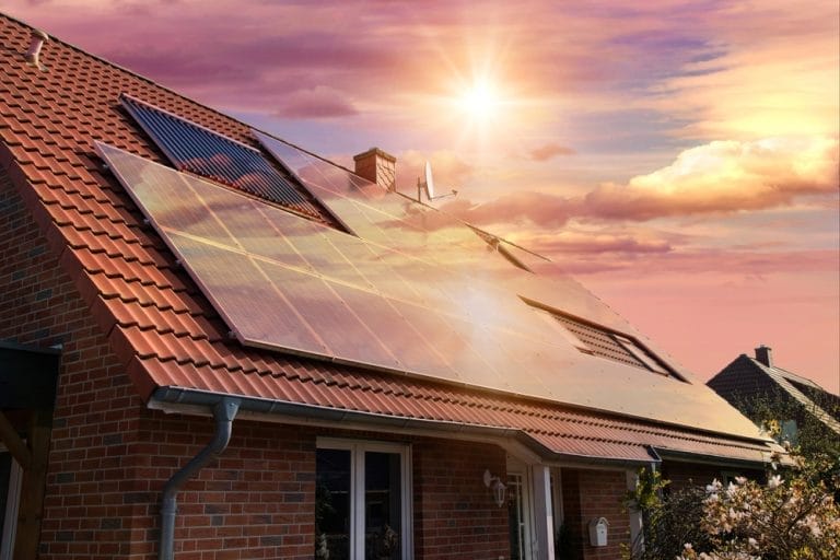 Solarthermie Kollektoren auf dem Dach eines Einfamilienhauses